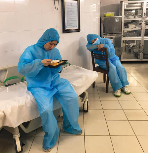 Hình ảnh xúc động bên trong bệnh viện bị phong tỏa