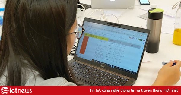 Cô gái 3 ngày liền ngồi đến khuya để gọi điện cho từng du khách trong chuyến bay có người nhiễm Covid-19