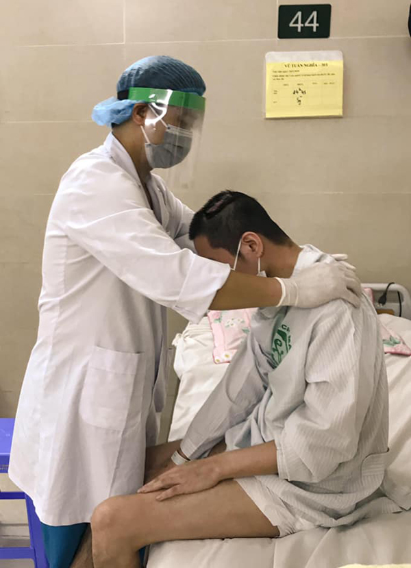 Hình ảnh xúc động bên trong bệnh viện bị phong tỏa