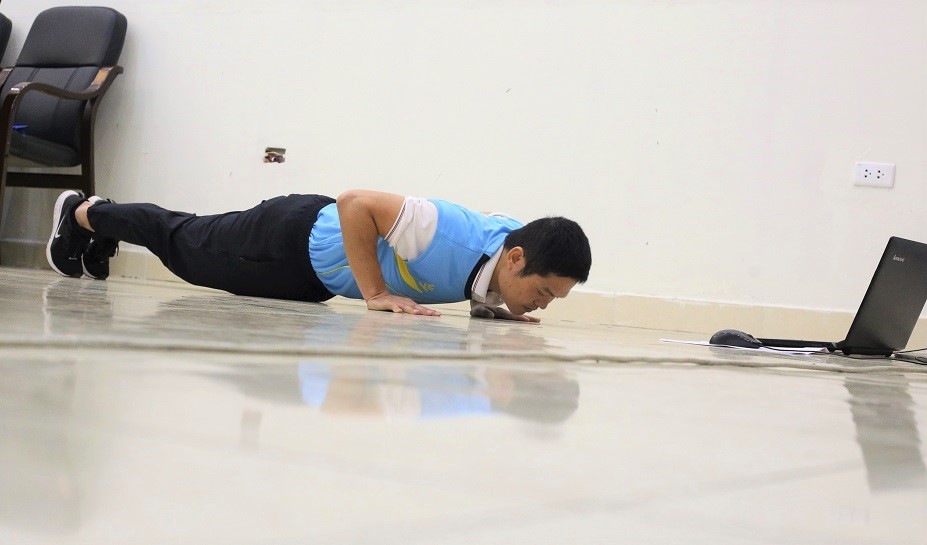 Thầy trò chào nhau qua màn hình máy tính, học thể dục ngay trong phòng