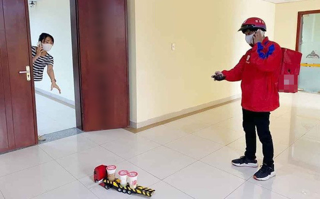 Giao hàng qua cần câu 2m, chuyển đồ bằng flycam ngàn USD