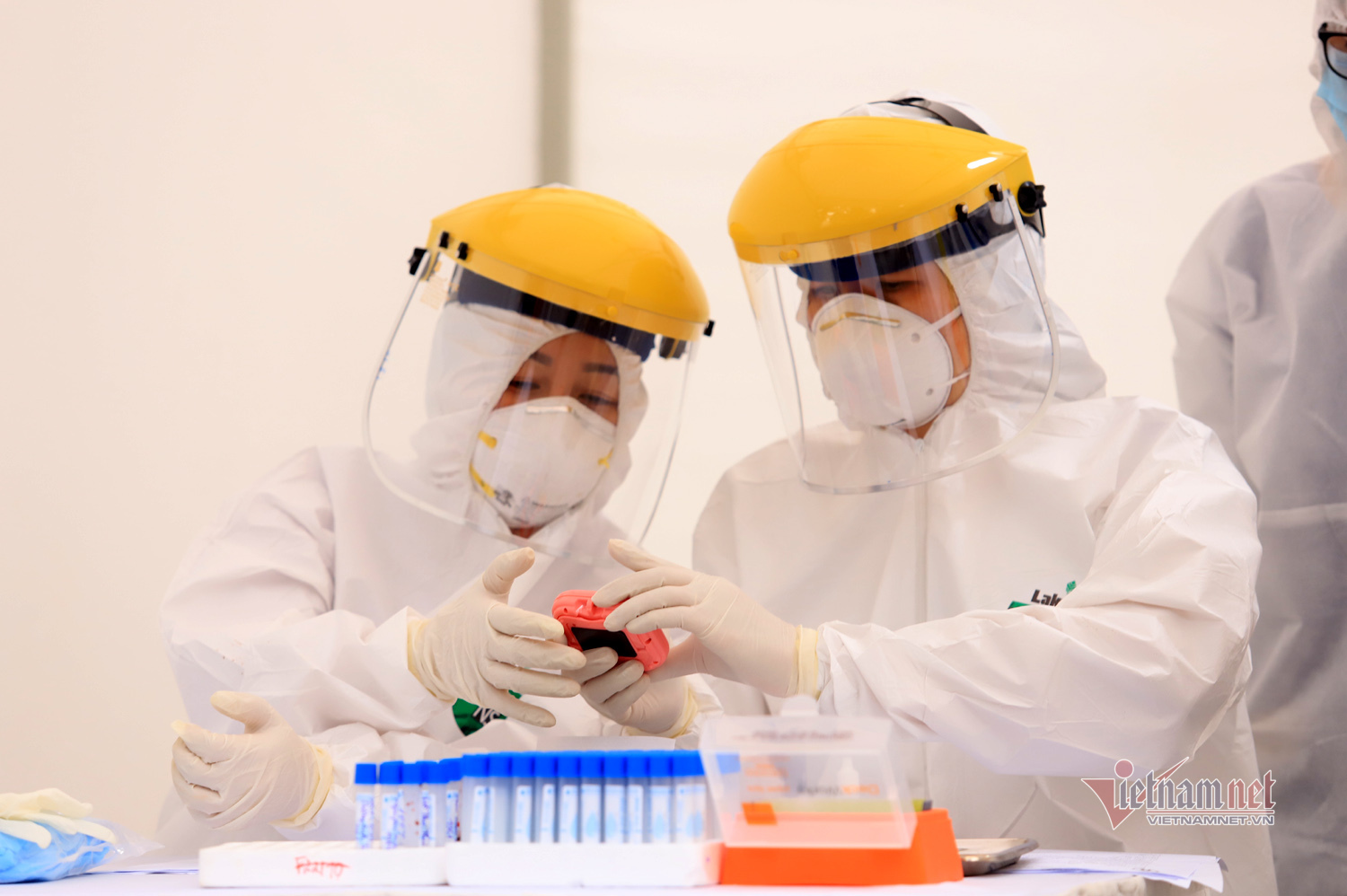Đến lều dã chiến xét nghiệm Covid-19, 10 phút sau phấn khởi thấy âm tính