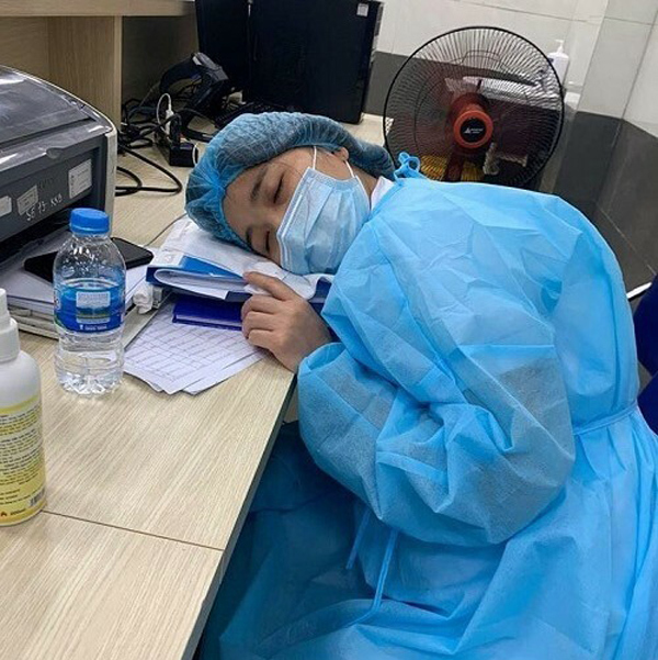 Hình ảnh xúc động bên trong bệnh viện bị phong tỏa