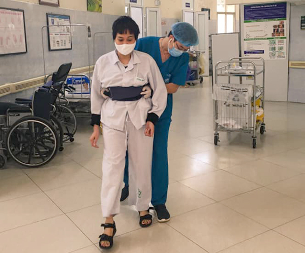 Hình ảnh xúc động bên trong bệnh viện bị phong tỏa