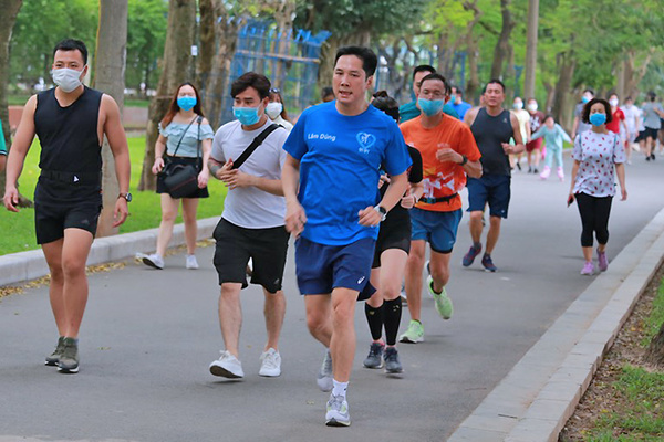 'Hà Nội đủ cơ sở phạt người ra đường vi phạm, kể cả tập thể dục đông người'