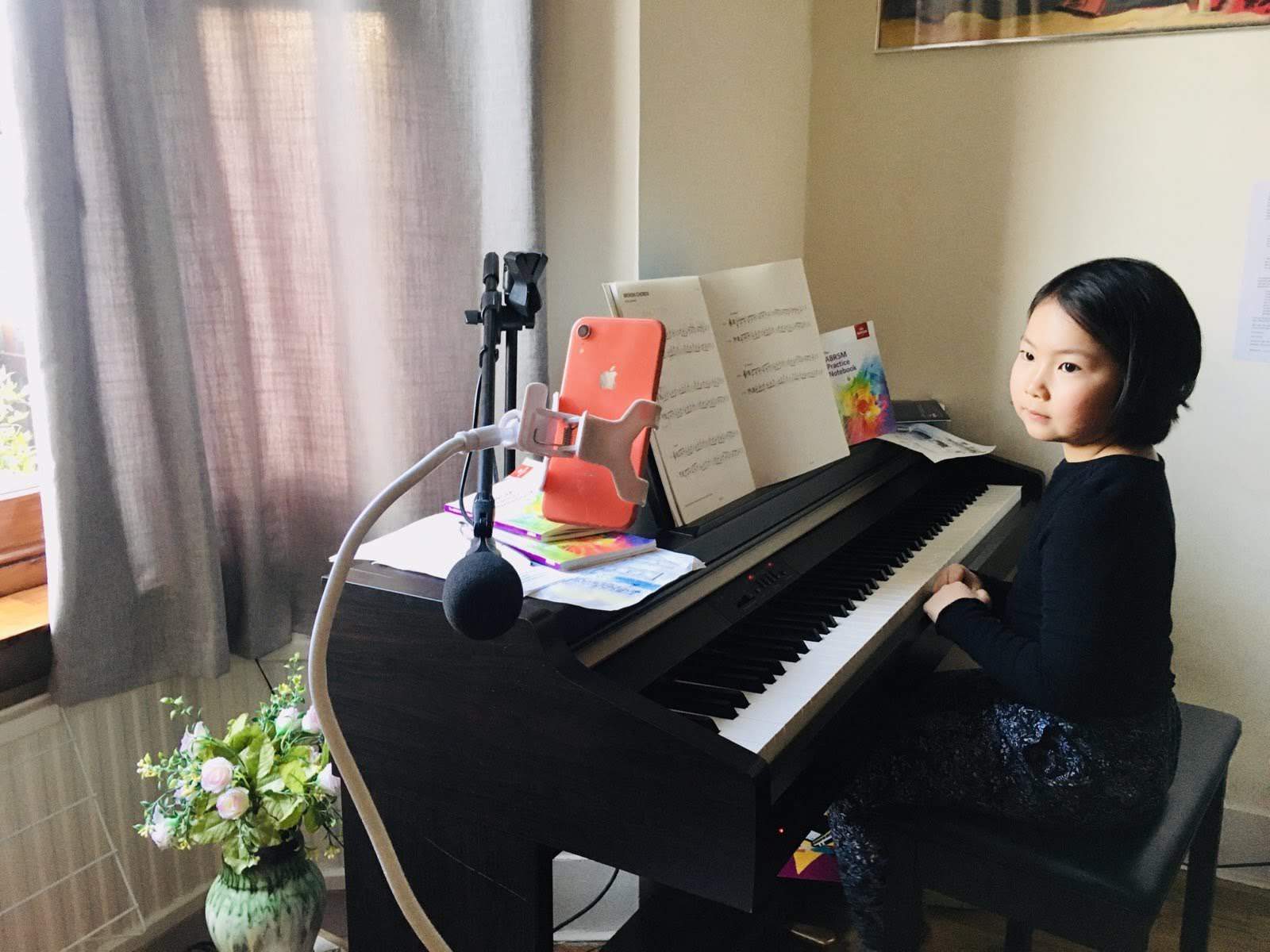 Trải nghiệm học ở nhà của trẻ em nước Anh khi bị cách ly