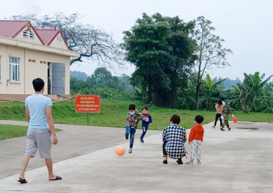 Cuộc sống sinh động trong khu cách ly dưới ống kính các chiến sĩ