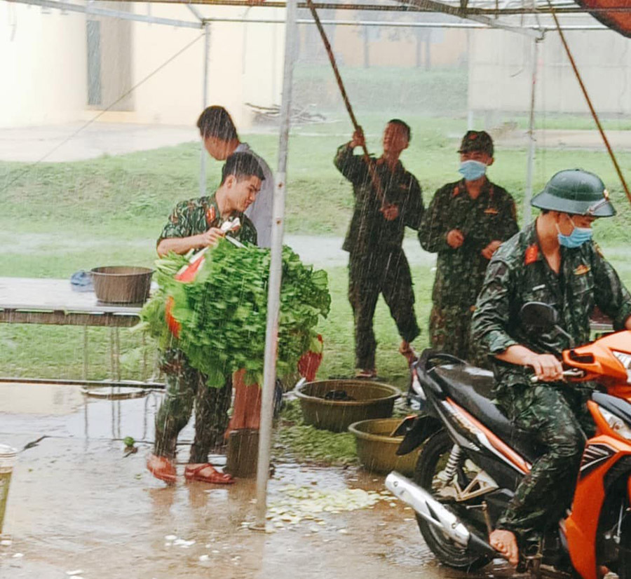 Cuộc sống sinh động trong khu cách ly dưới ống kính các chiến sĩ