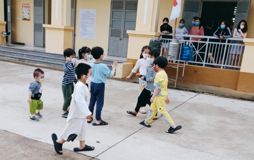 Cuộc sống sinh động trong khu cách ly dưới ống kính các chiến sĩ