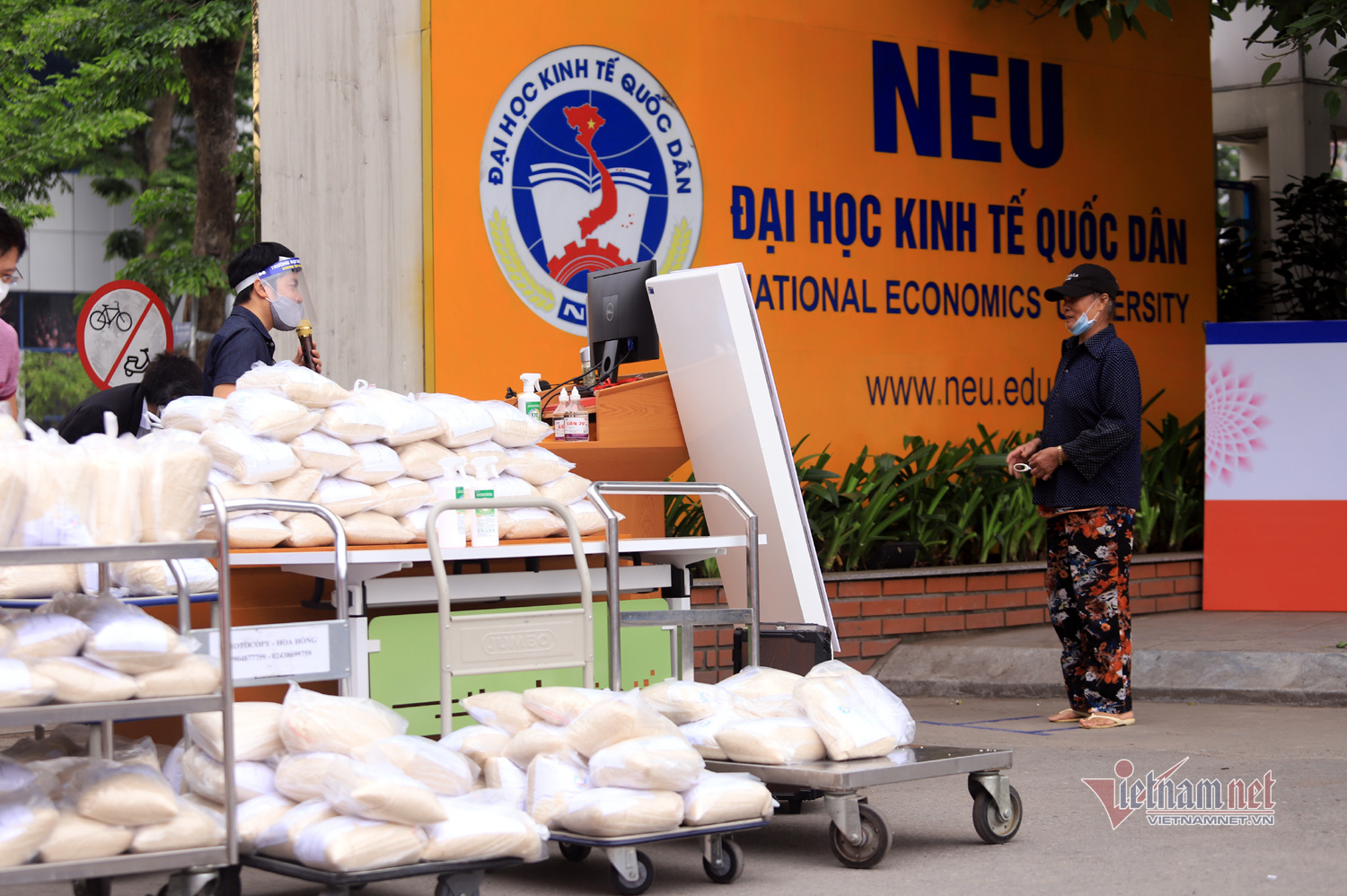 'ATM gạo' thông minh ở Hà Nội nhận diện hàng trăm khuôn mặt người tới nhận