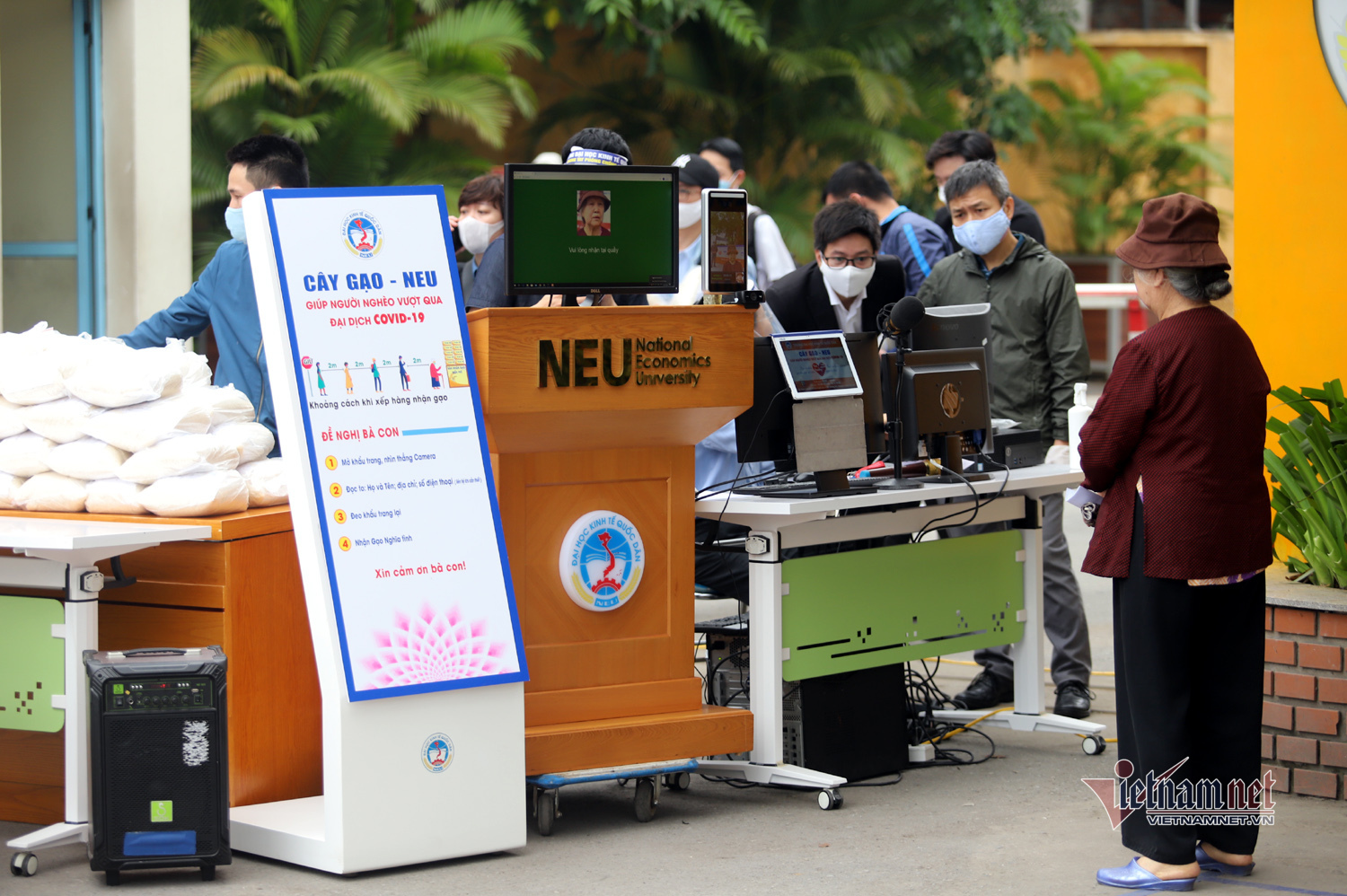 'ATM gạo' thông minh ở Hà Nội nhận diện hàng trăm khuôn mặt người tới nhận