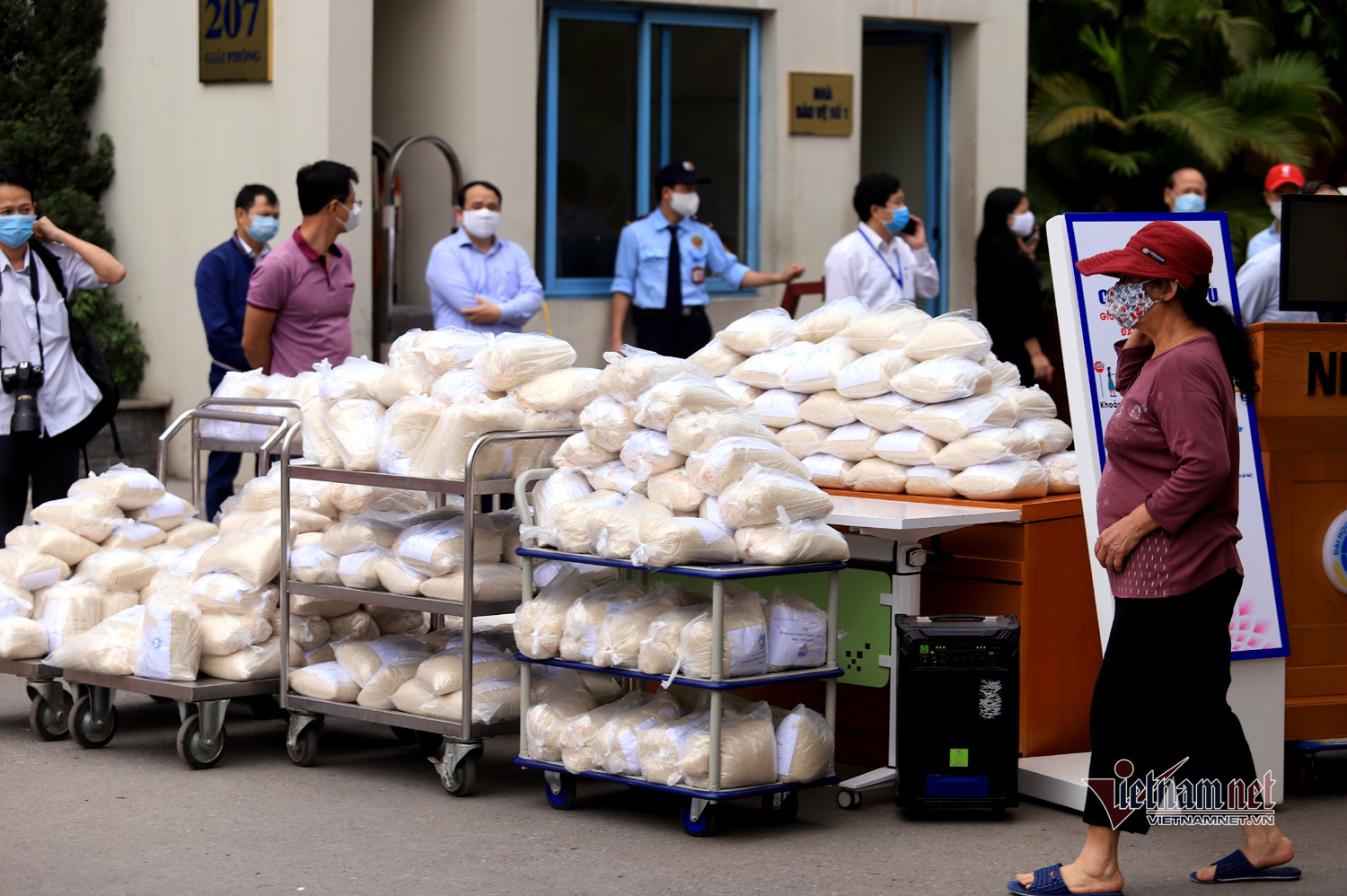 'ATM gạo' thông minh ở Hà Nội nhận diện hàng trăm khuôn mặt người tới nhận