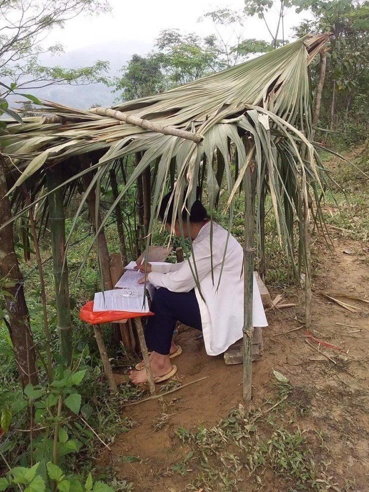 Trò leo đồi học online, thầy cô gọi điện thoại giảng bài từ xa