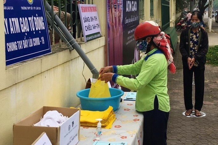 Học sinh Lào Cai chế tạo “máy ATM phát gạo” cho người nghèo