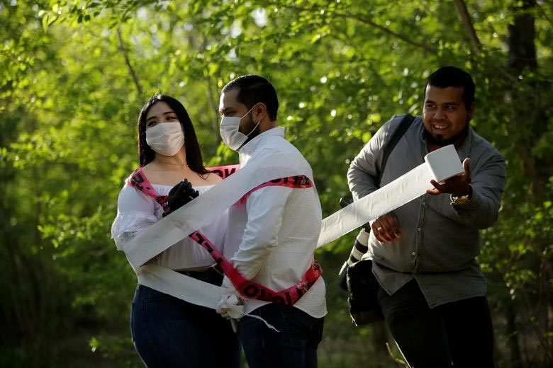 Những hình ảnh lột tả tình yêu 'khác lạ' thời Covid-19