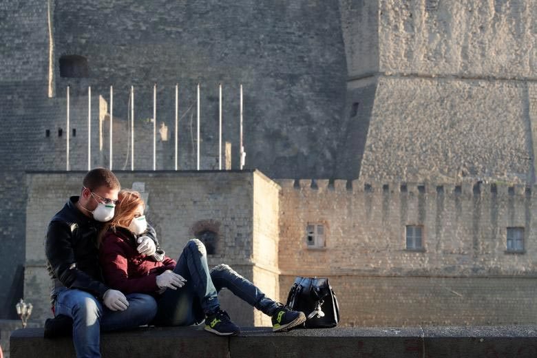 Những hình ảnh lột tả tình yêu 'khác lạ' thời Covid-19