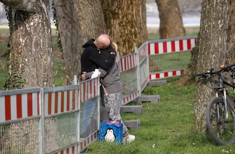 Những hình ảnh lột tả tình yêu 'khác lạ' thời Covid-19