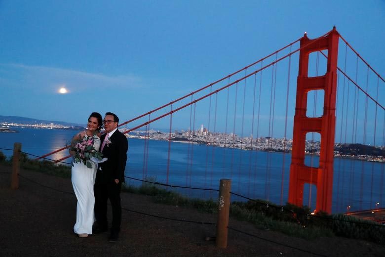 Những hình ảnh lột tả tình yêu 'khác lạ' thời Covid-19