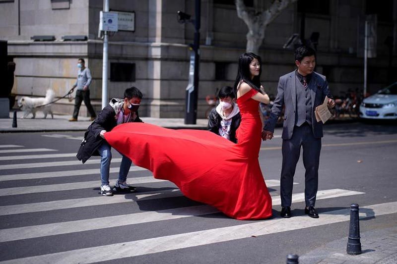 Những hình ảnh lột tả tình yêu 'khác lạ' thời Covid-19