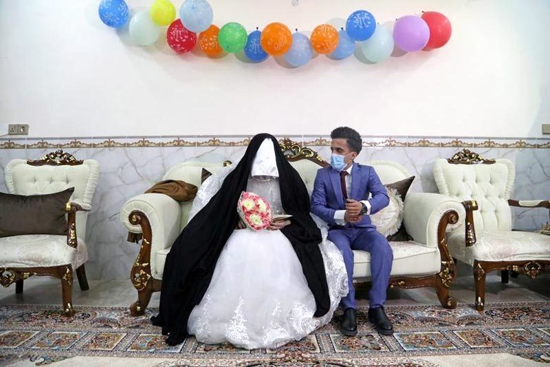 Những hình ảnh lột tả tình yêu 'khác lạ' thời Covid-19