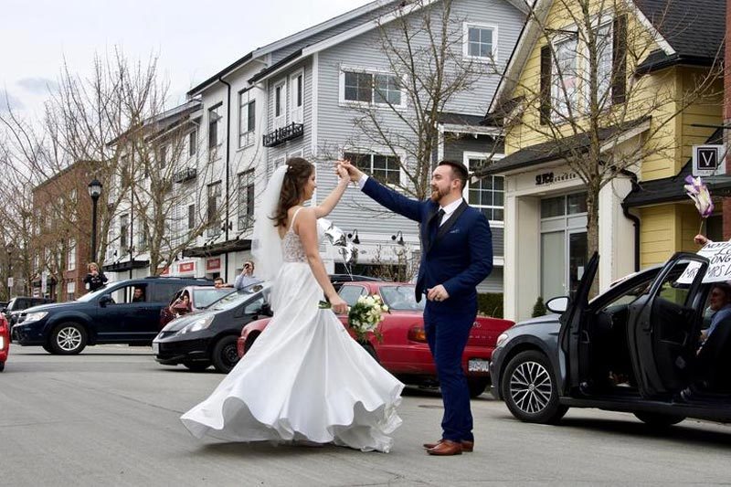 Những hình ảnh lột tả tình yêu 'khác lạ' thời Covid-19