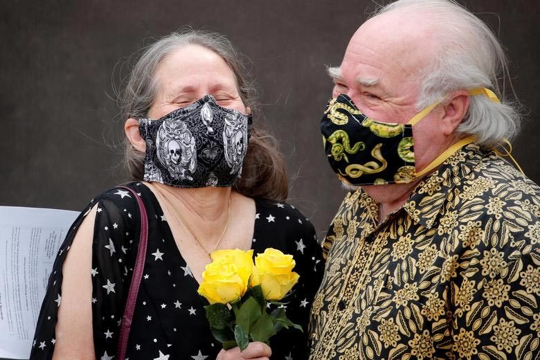 Những hình ảnh lột tả tình yêu 'khác lạ' thời Covid-19