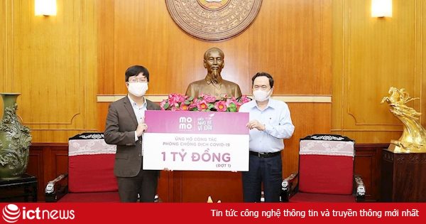 Ví MoMo đại diện người dùng trao 1 tỷ đồng ủng hộ lực lượng y tế chống dịch