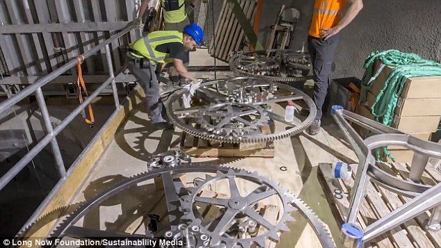 Chiec dong ho khong lo trong nui cua ty phu Jeff Bezos hinh anh 4 496E37B300000578_5416495_image.jpg