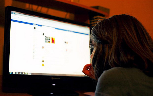 Phụ huynh tá hỏa phát hiện ảnh nhạy cảm trong máy tính của con