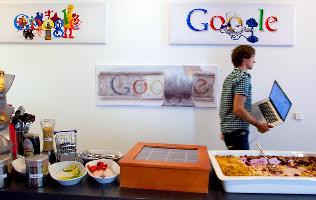Facebook, Google cho nhân viên làm việc ở nhà hết năm nay
