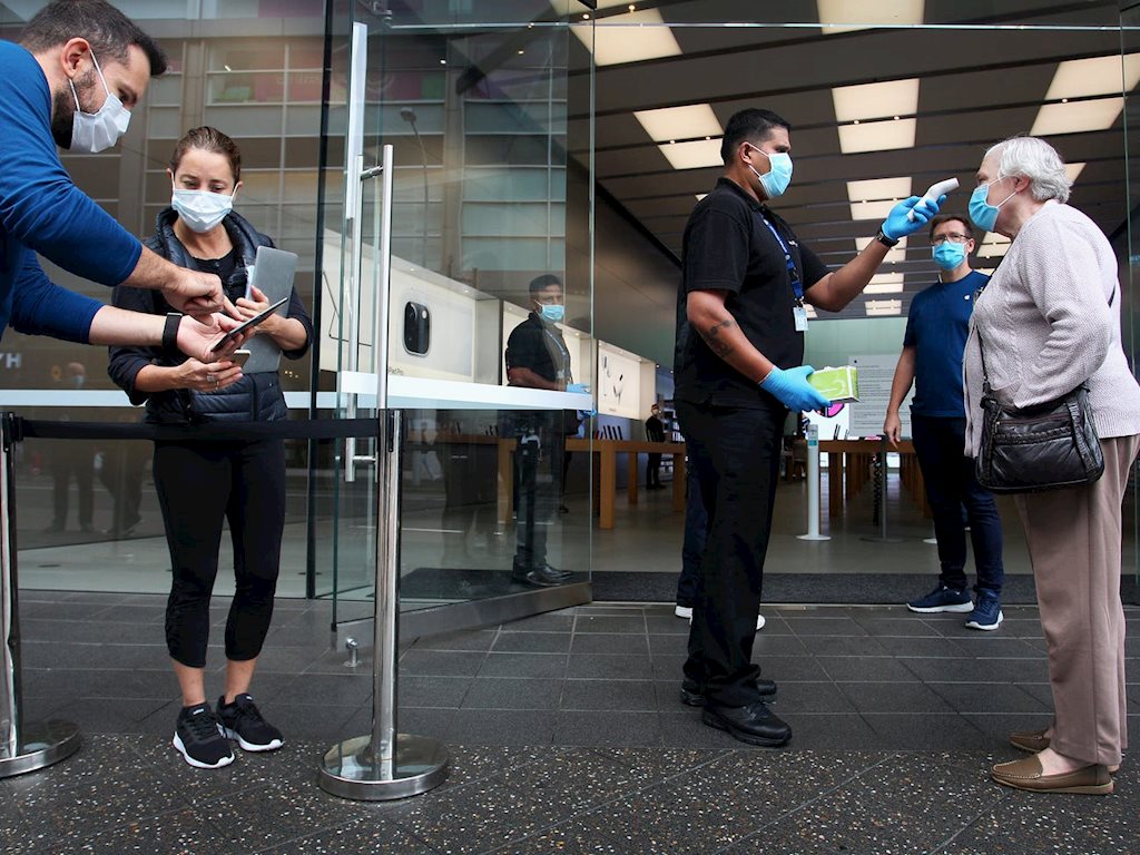 Apple Store mở lại: Khách hàng phải đeo khẩu trang, đo nhiệt độ, cách nhau 2m