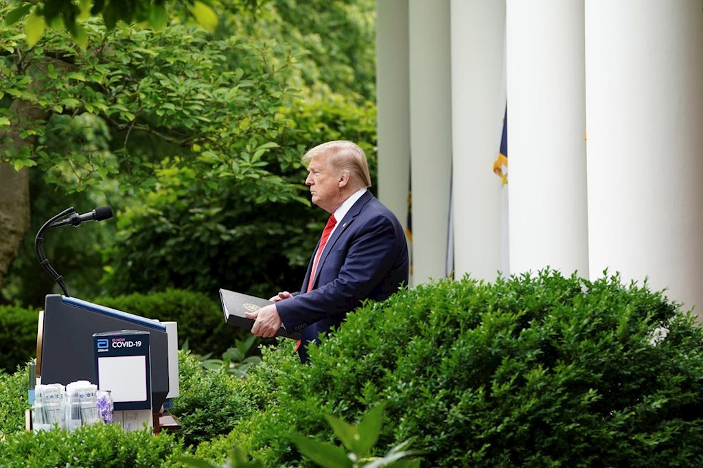 Trump tiếp tục cấm mua thiết bị viễn thông Huawei, ZTE