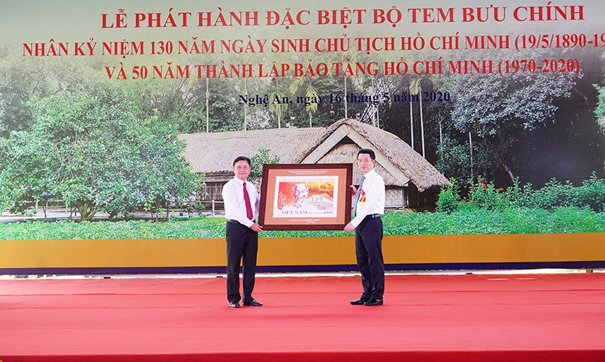 Thủ tướng ký phát hành bộ tem Kỉ niệm 130 năm ngày sinh Chủ tịch Hồ Chí Minh