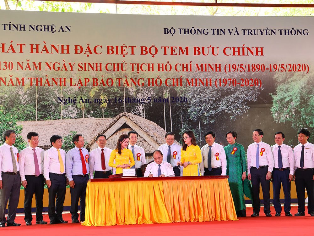 Thủ tướng ký phát hành bộ tem Kỷ niệm 130 năm ngày sinh Chủ tịch Hồ Chí Minh