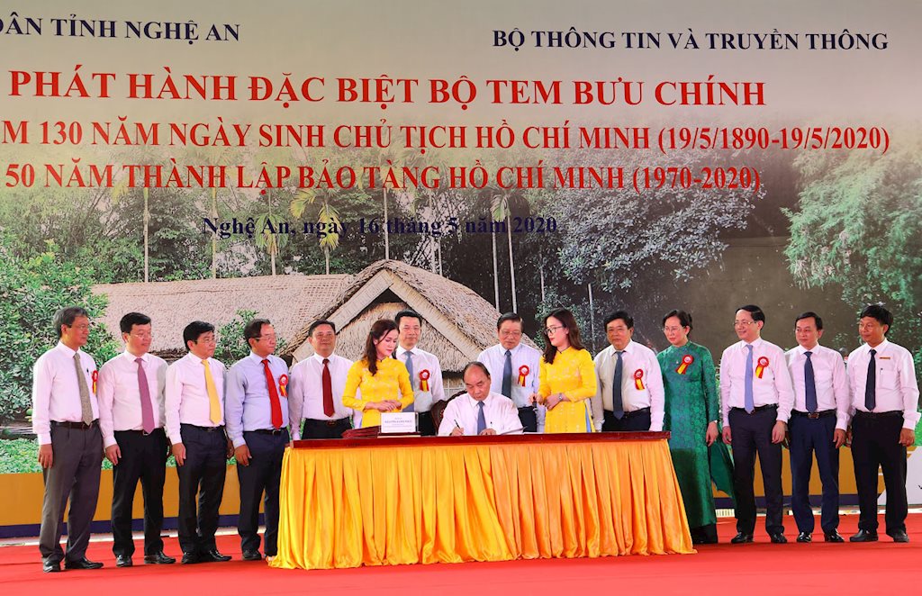 Thủ tướng ký phát hành bộ tem Kỷ niệm 130 năm ngày sinh Chủ tịch Hồ Chí Minh