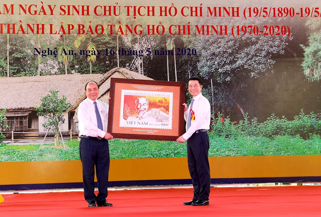 Thủ tướng ký phát hành bộ tem Kỷ niệm 130 năm ngày sinh Chủ tịch Hồ Chí Minh