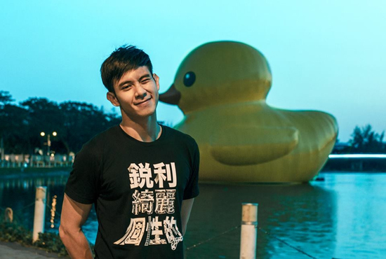 13,5-Gioi-tre-thi-nhau-khoe-anh-chup-voi-vit-khong-lo-Giant-Rubber-Duck.jpg