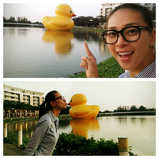 15-Gioi-tre-thi-nhau-khoe-anh-chup-voi-vit-khong-lo-Giant-Rubber-Duck.jpg