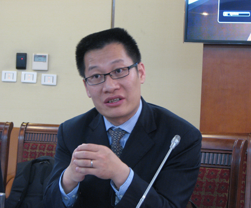 Ông Qin Liang, Phó Chủ tịch phụ trách mảng sản phẩm LTE của Huawei cho rằng, nhà mạng sẽ thay đổi mô hình kinh danh và sẽ đi theo mô hình OTT miễn phí SMS và thoại khi triển khai dịch vụ 4G để cạnh tranh.