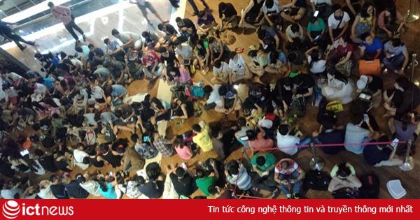 Chùm ảnh: Xếp hàng chờ mua iPhone 6 và iPhone 6 Plus xuyên đêm tại Singapore