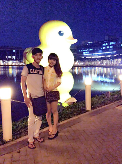 5-Gioi-tre-thi-nhau-khoe-anh-chup-voi-vit-khong-lo-Giant-Rubber-Duck.jpg
