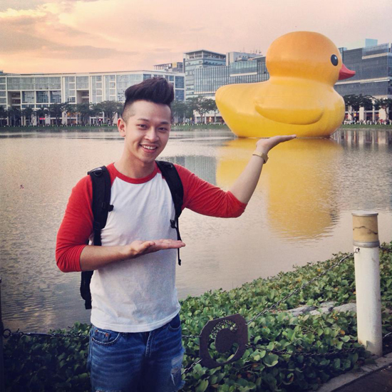 2-Gioi-tre-thi-nhau-khoe-anh-chup-voi-vit-khong-lo-Giant-Rubber-Duck.jpg