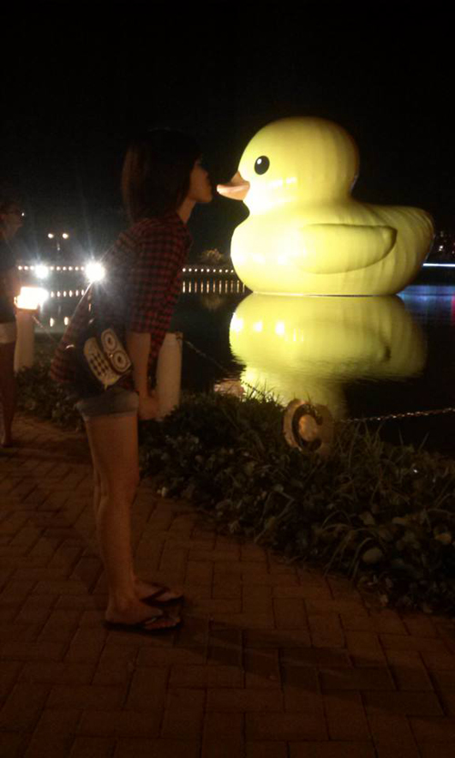 6-Gioi-tre-thi-nhau-khoe-anh-chup-voi-vit-khong-lo-Giant-Rubber-Duck.jpg