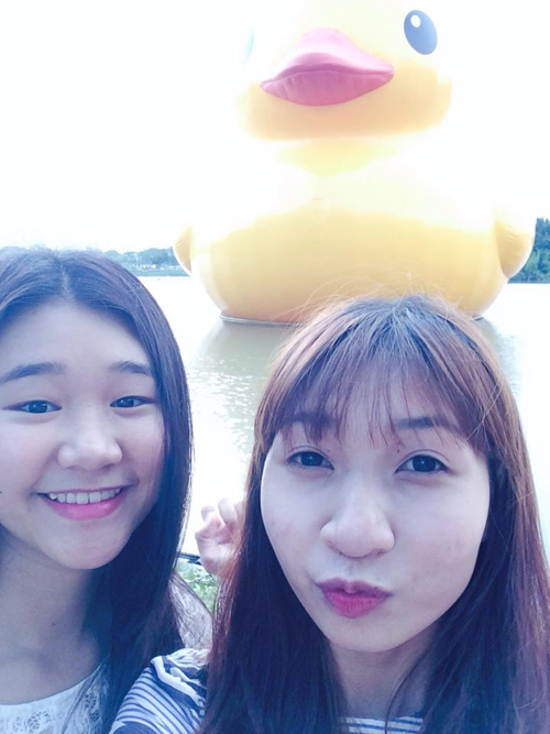 12-Gioi-tre-thi-nhau-khoe-anh-chup-voi-vit-khong-lo-Giant-Rubber-Duck.jpg