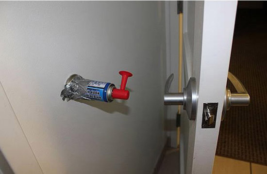 Ý tưởng Cá Tháng Tư: khiến người bạn cùng phòng giật mình khựng lại khi xồng xộc mở cửa vào.