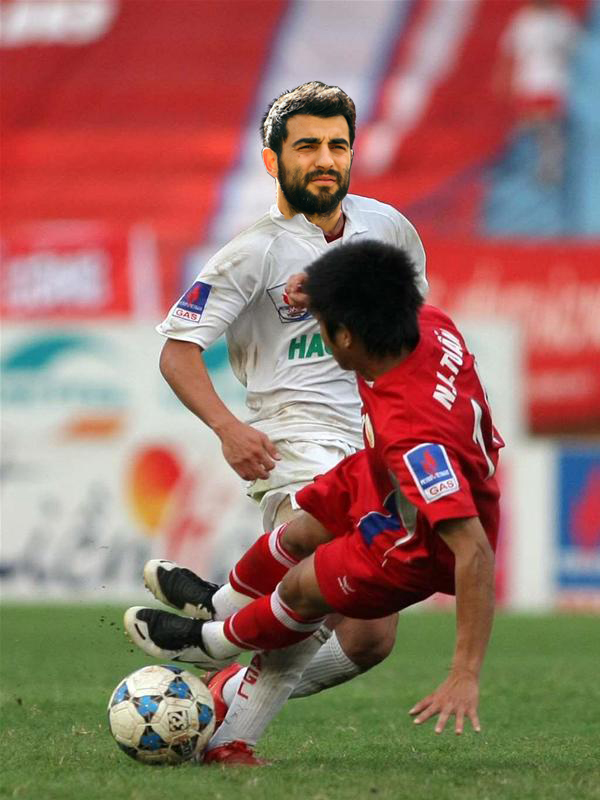 3-Raul-Albiol-nhac-den-Viet-Nam-dem-ra-so-sanh-voi-Tay-Ban-Nha-World-Cup-2014.jpg