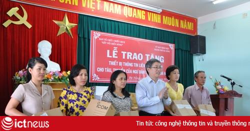 Ngư dân Đà Nẵng được tặng thiết bị thông tin liên lạc