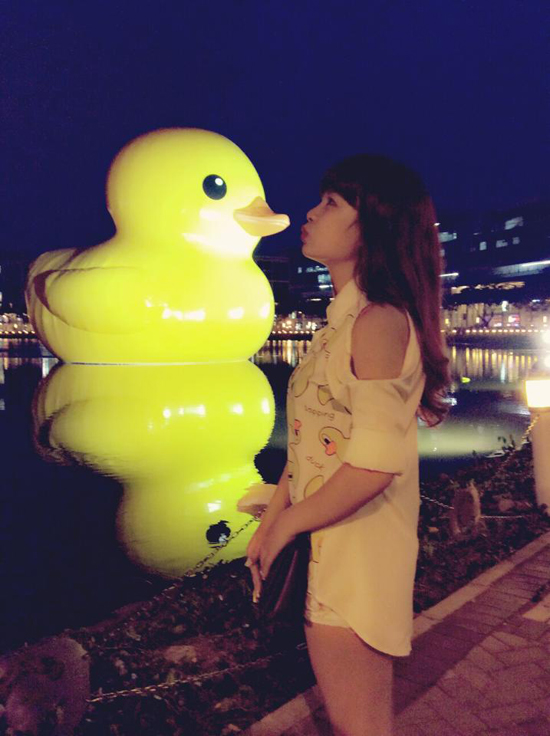 4,5-Gioi-tre-thi-nhau-khoe-anh-chup-voi-vit-khong-lo-Giant-Rubber-Duck.jpg