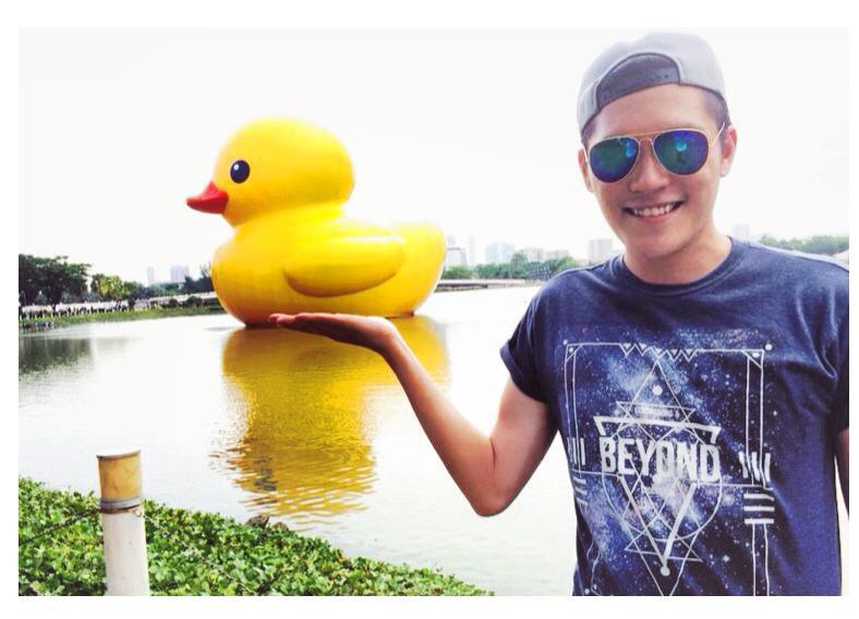 9-Gioi-tre-thi-nhau-khoe-anh-chup-voi-vit-khong-lo-Giant-Rubber-Duck.jpg