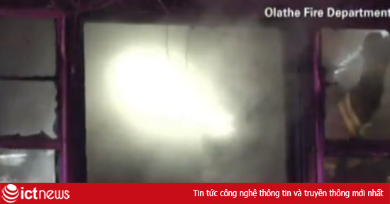 Xông vào nhà cháy để cứu máy chơi game Xbox